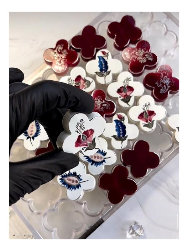 CM 3737 CLOVER PRALINE CHOCOLATE MOULD