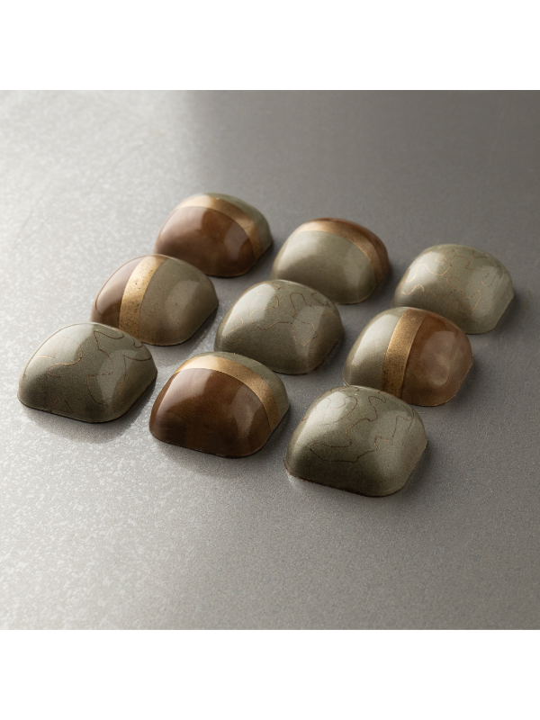 polycarbonate cushion chocolate mold, rounded square chocolate mold, domed praline chocolate mold, smooth bonbon mould, pillow shape chocolate mold, geometric praline mold, soft square chocolate mould, filled chocolate mold, modern chocolate mold, professional polycarbonate chocolate mold, artisan chocolate mold, confectionery chocolate mold, chocolate casting mold, reusable chocolate mold, rigid chocolate mould, premium praline mold